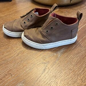 Toms| Little Boy’s Brown Shoes (size 8)